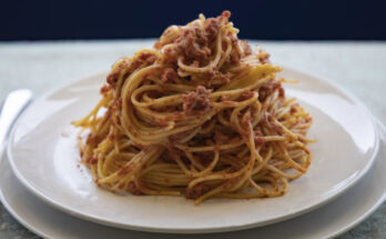 Pasta con tonno fresco